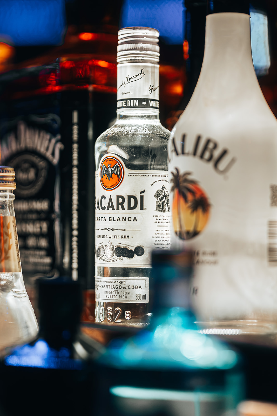 Nahaufnahme von Spirituosenflaschen hinter der Bar, Bacardi im Fokus