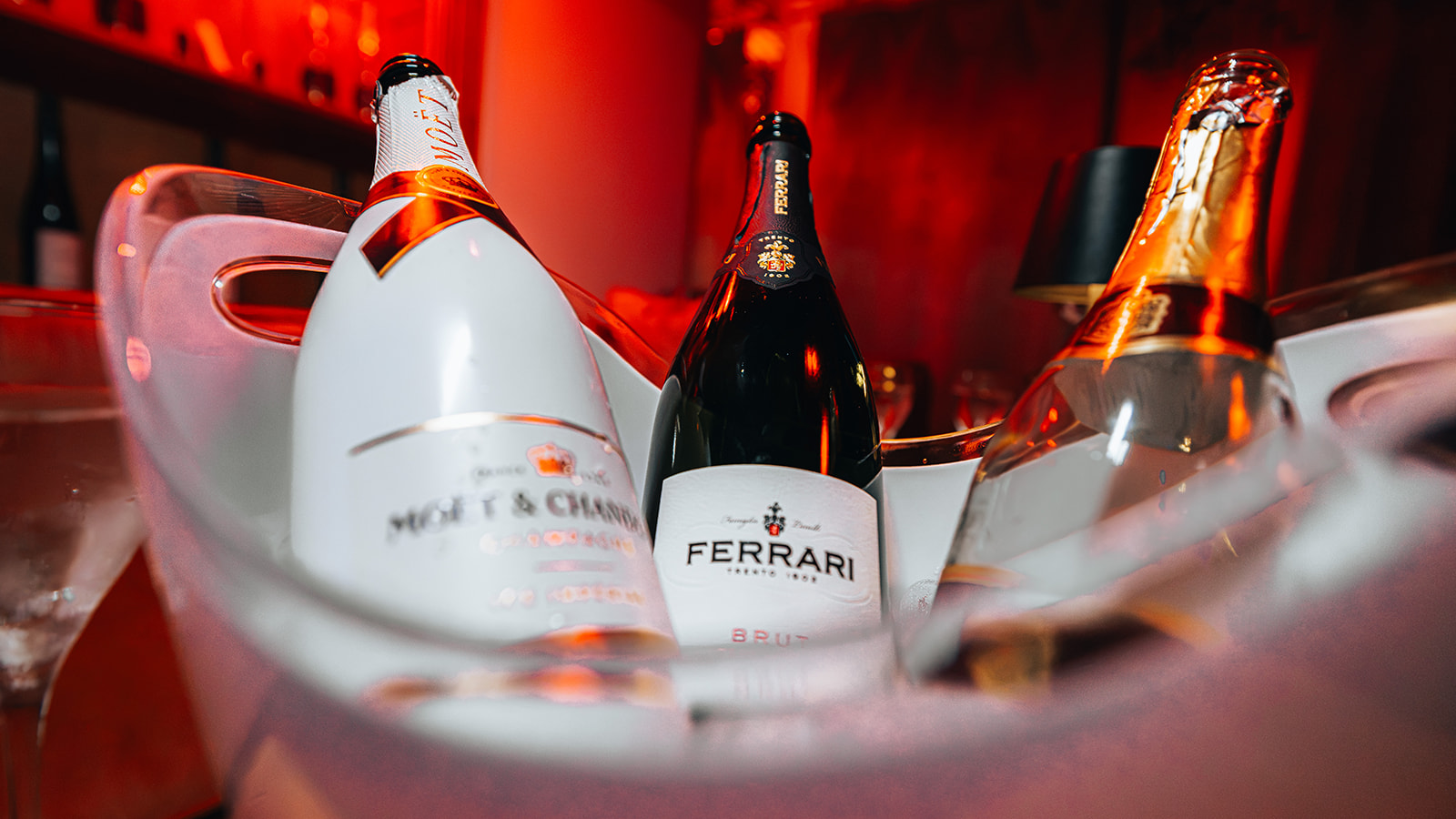 Moët-und-Chandon- und Ferrari-Trento-Flaschen im Eiskübel