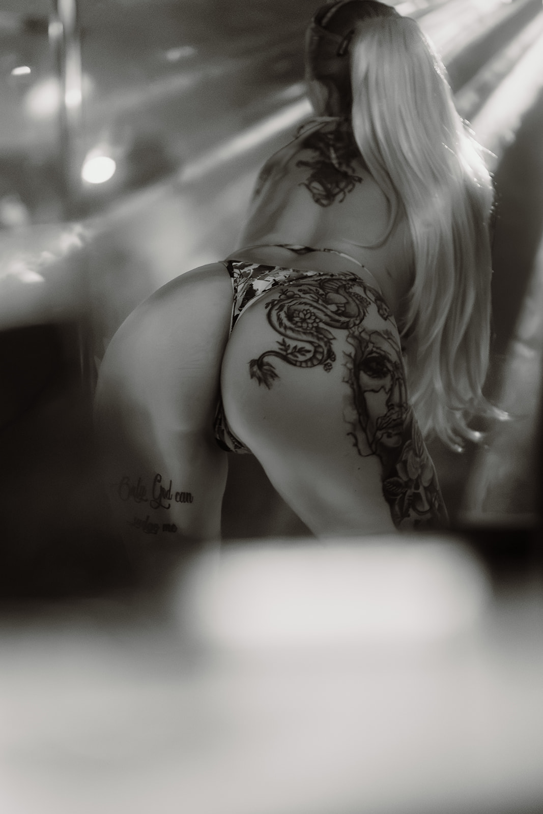 Künstlerische Schwarzweißaufnahme einer Tänzerin von hinten